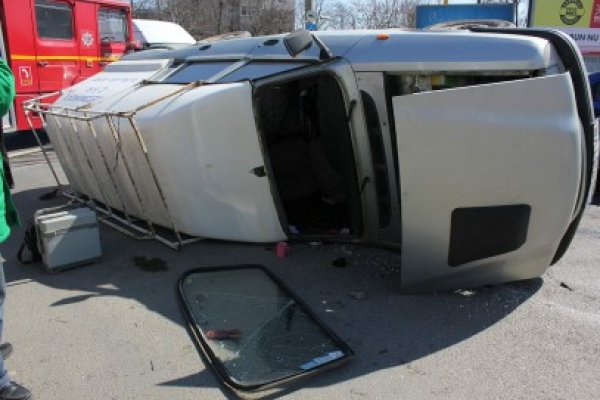 Accident la Pod Butelii: o furgonetă s-a răsturnat